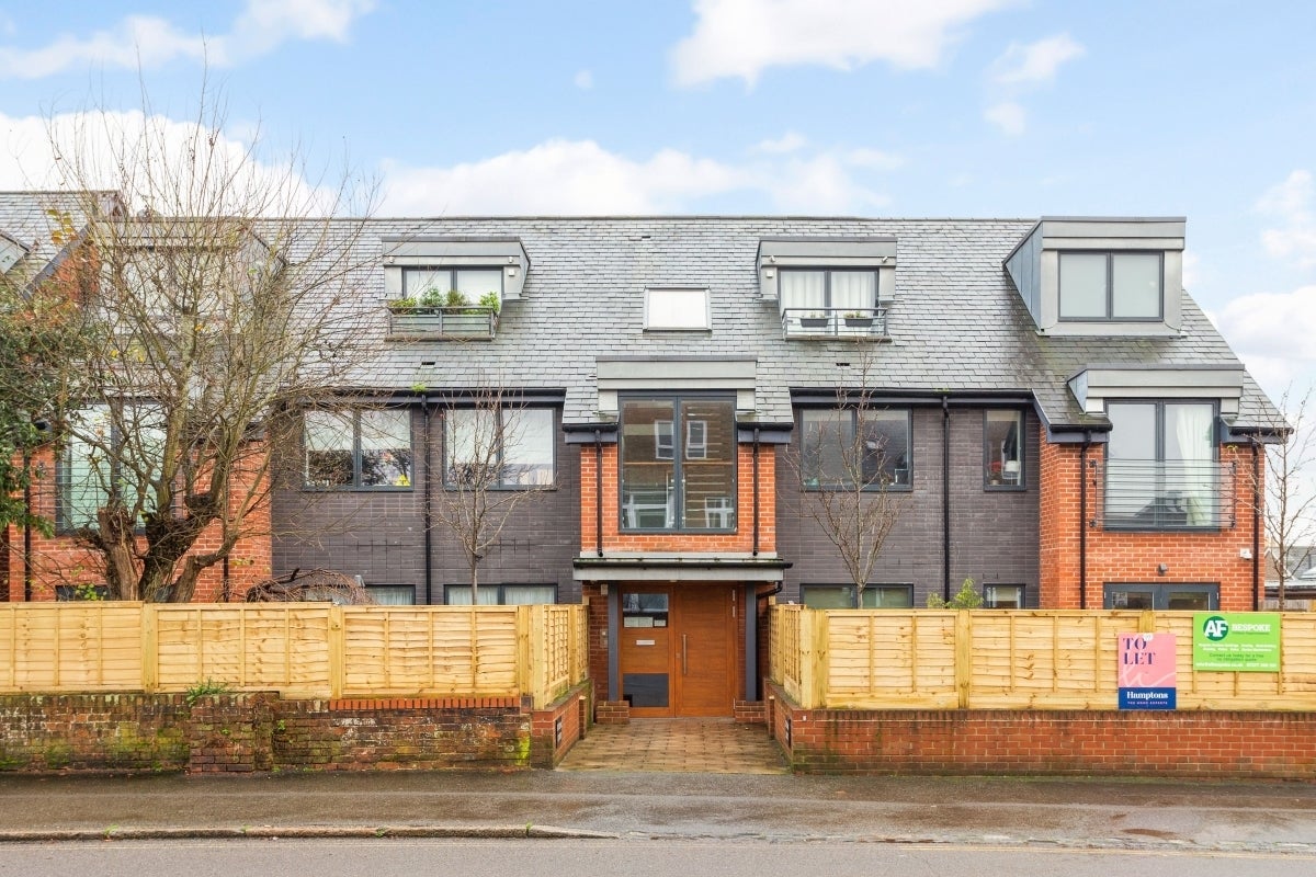 Flat Brighton Road in Horsham
