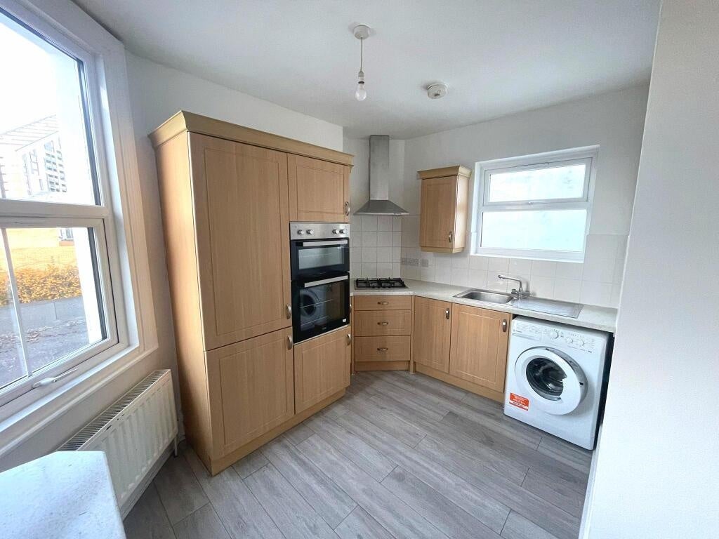 Flat Queen Anne Avenue in Greater London