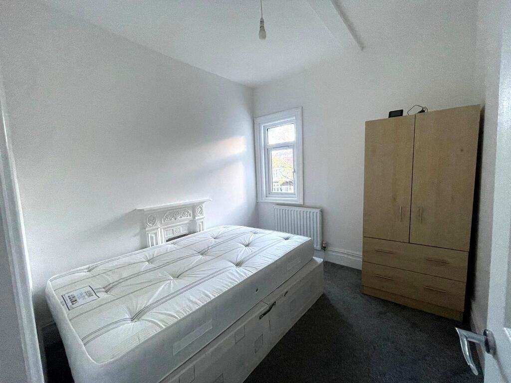 Flat Queen Anne Avenue in Greater London