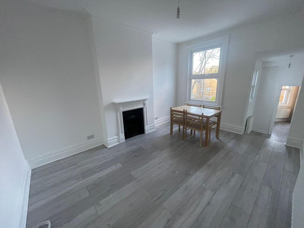 Flat Queen Anne Avenue in Greater London