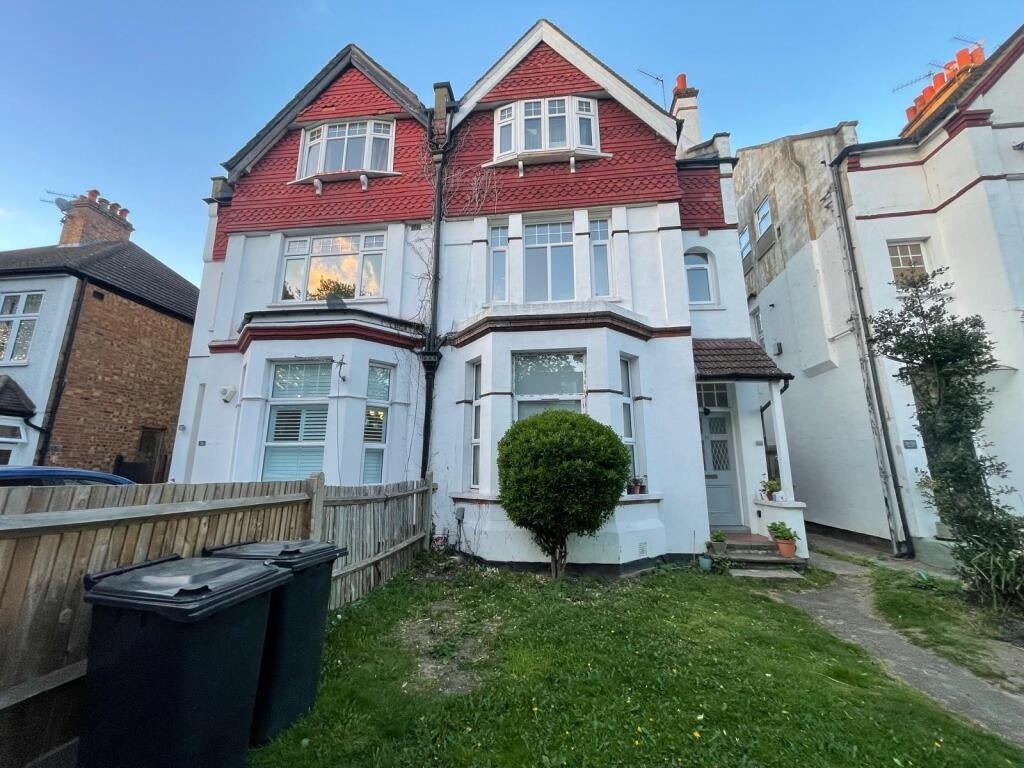 Flat Queen Anne Avenue in Greater London