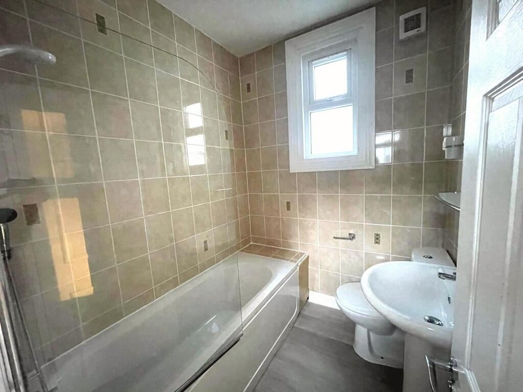 Flat Queen Anne Avenue in Greater London
