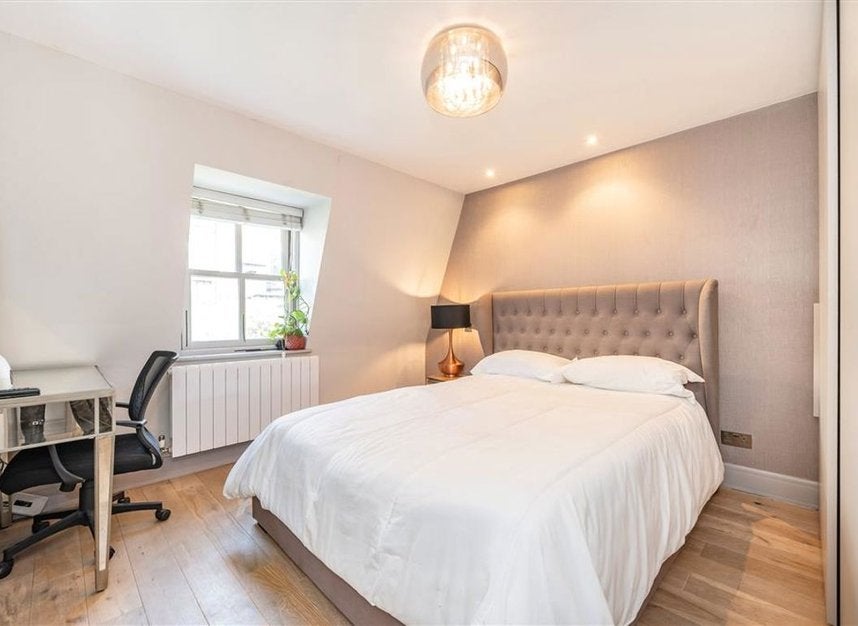 Flat Brook Mews North in City of Westminster