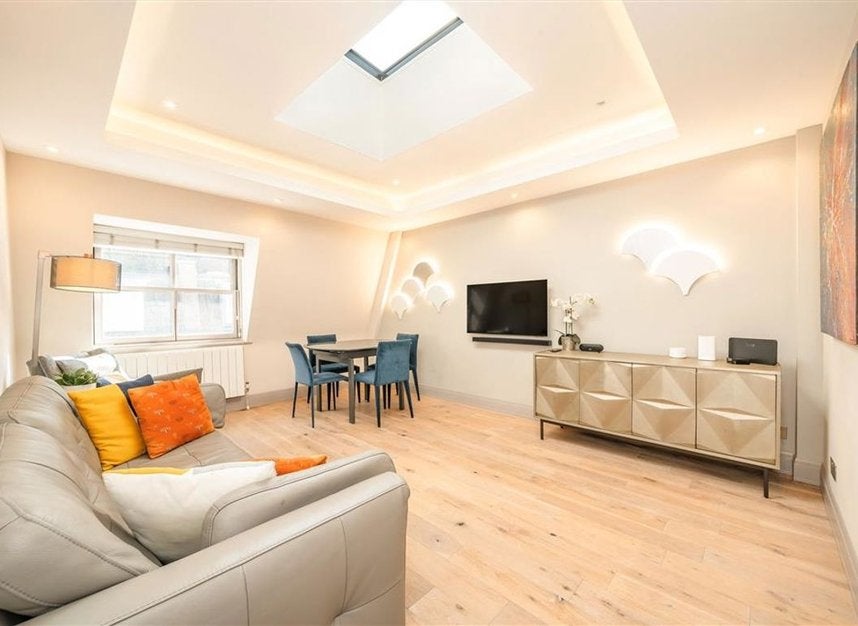 Flat Brook Mews North in City of Westminster
