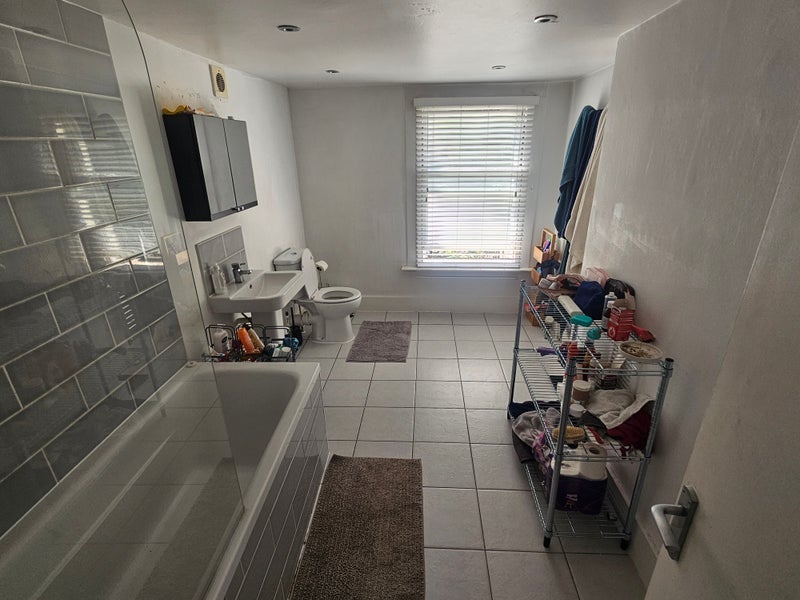 Room Poole Road in Greater London