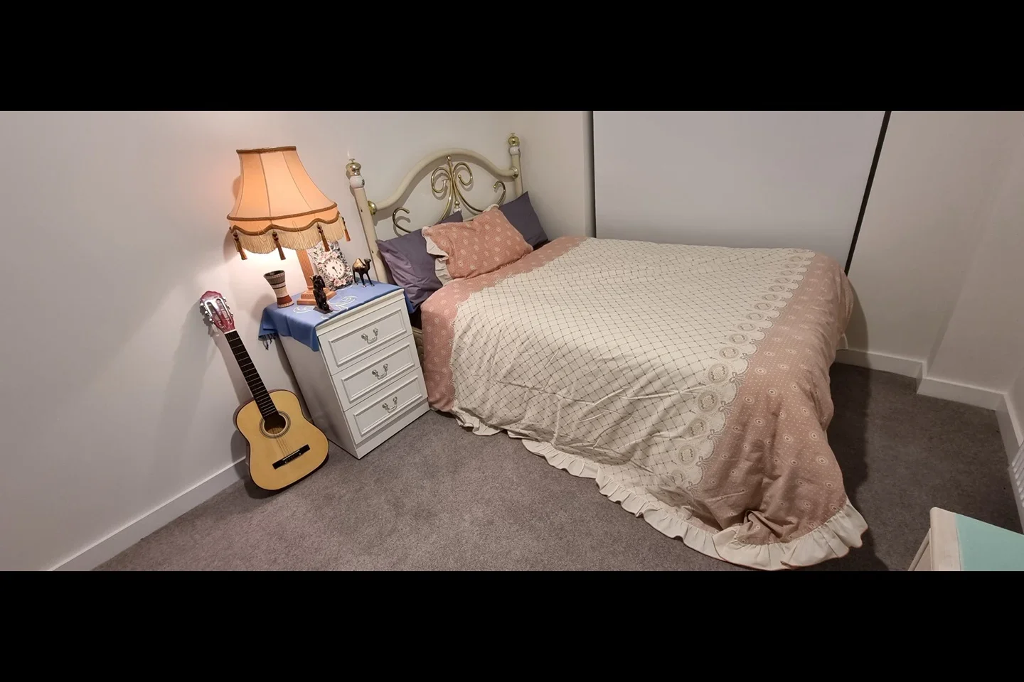 Room Fountain Park Way in Greater London