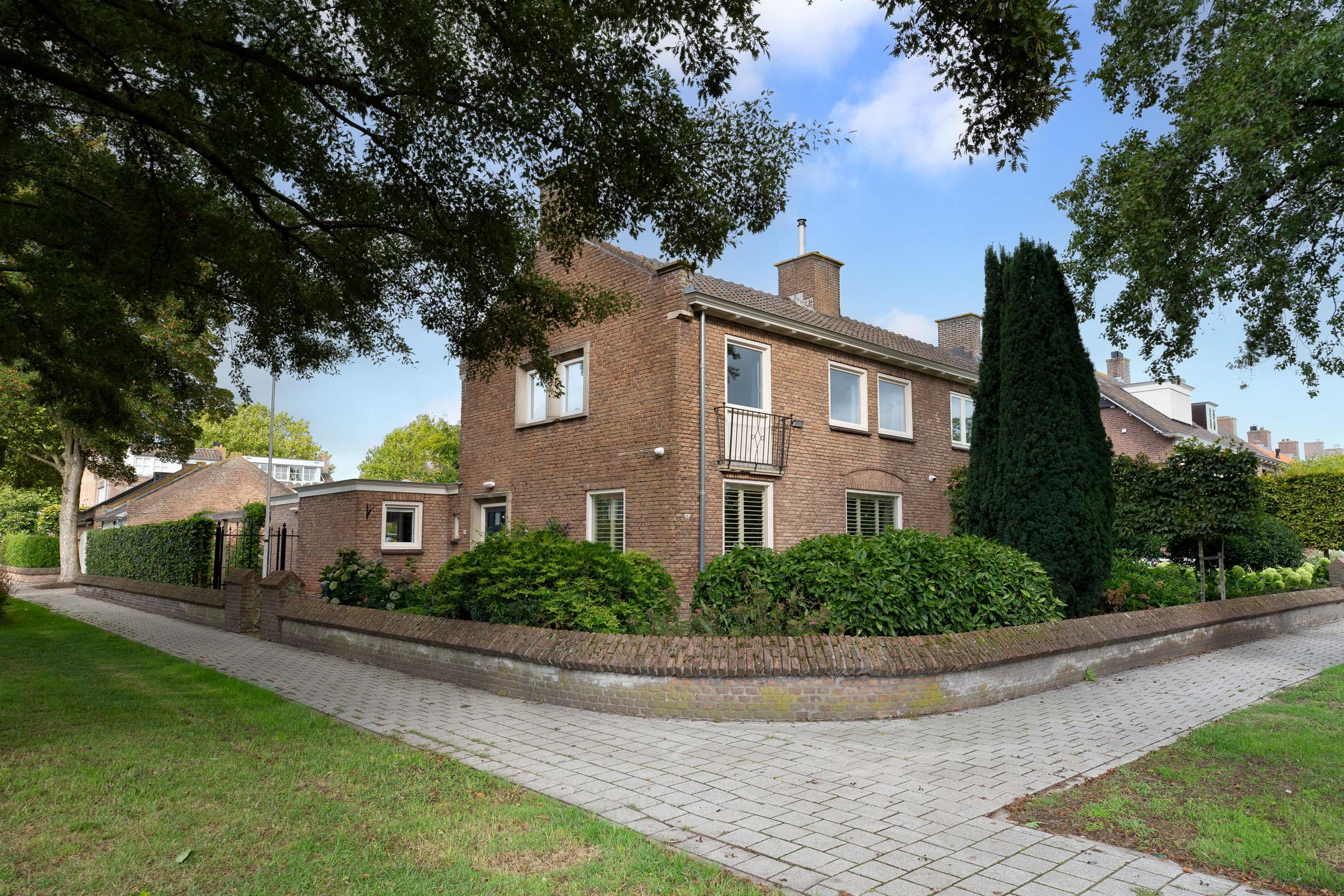 Huis Burgemeester van Grotenhuisstraat 16 in Waalwijk