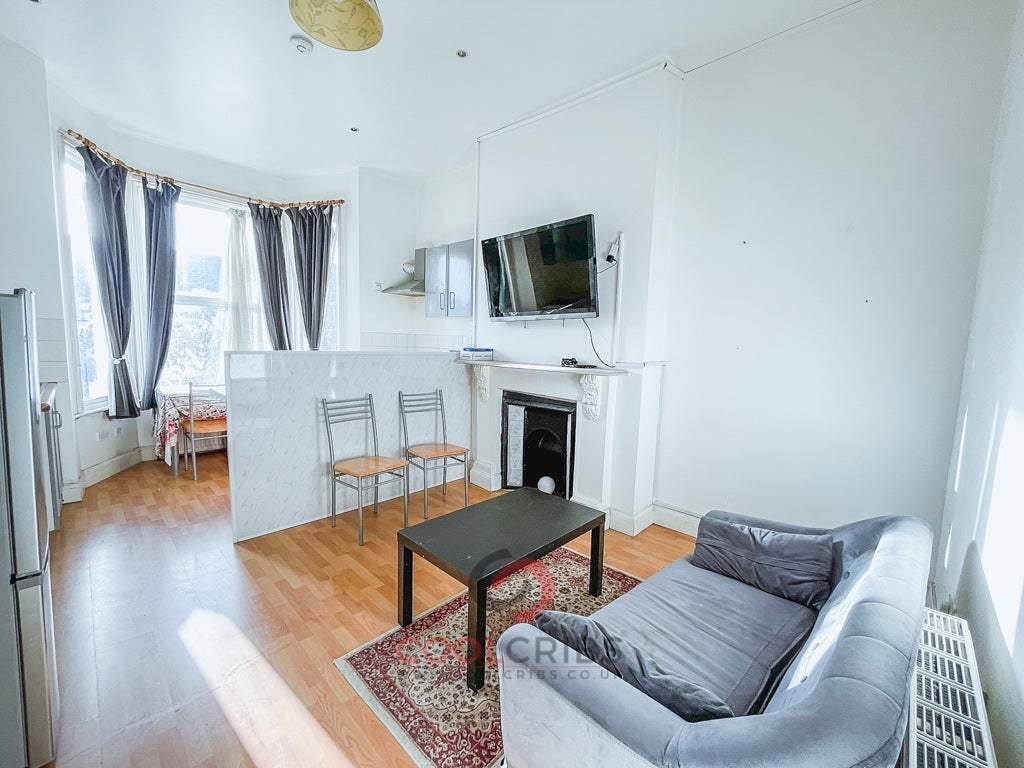 Flat Claremont Road in Greater London