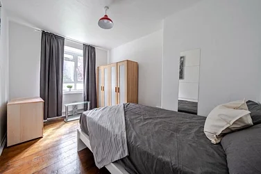 Flat Hudson Close in Greater London
