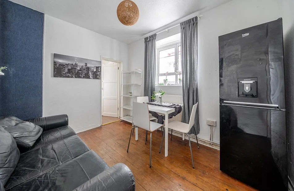 Flat Hudson Close in Greater London