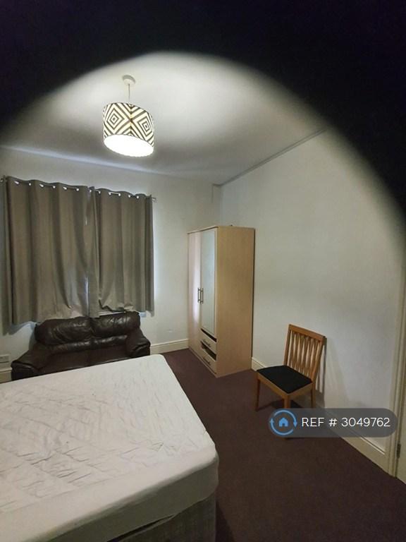 Room Oval Road in Birmingham