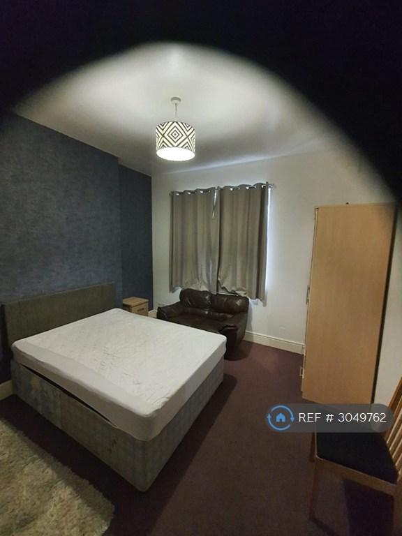 Room Oval Road in Birmingham