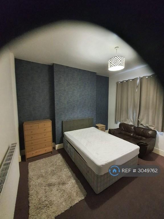 Room Oval Road in Birmingham