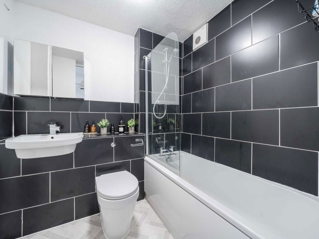Flat Cotton Avenue in Greater London