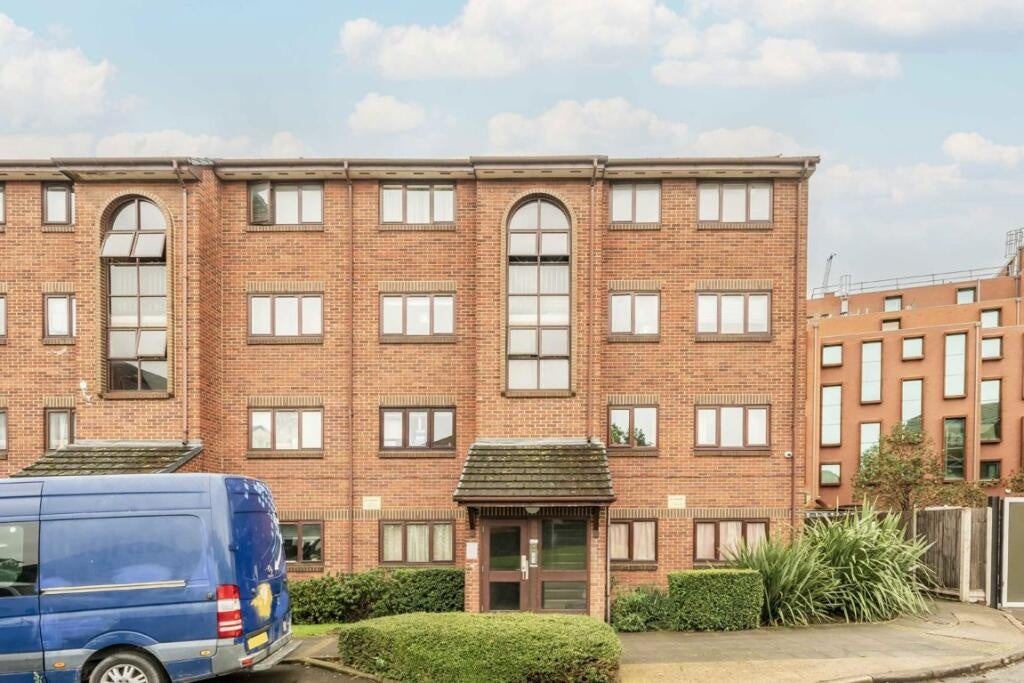Flat Cotton Avenue in Greater London