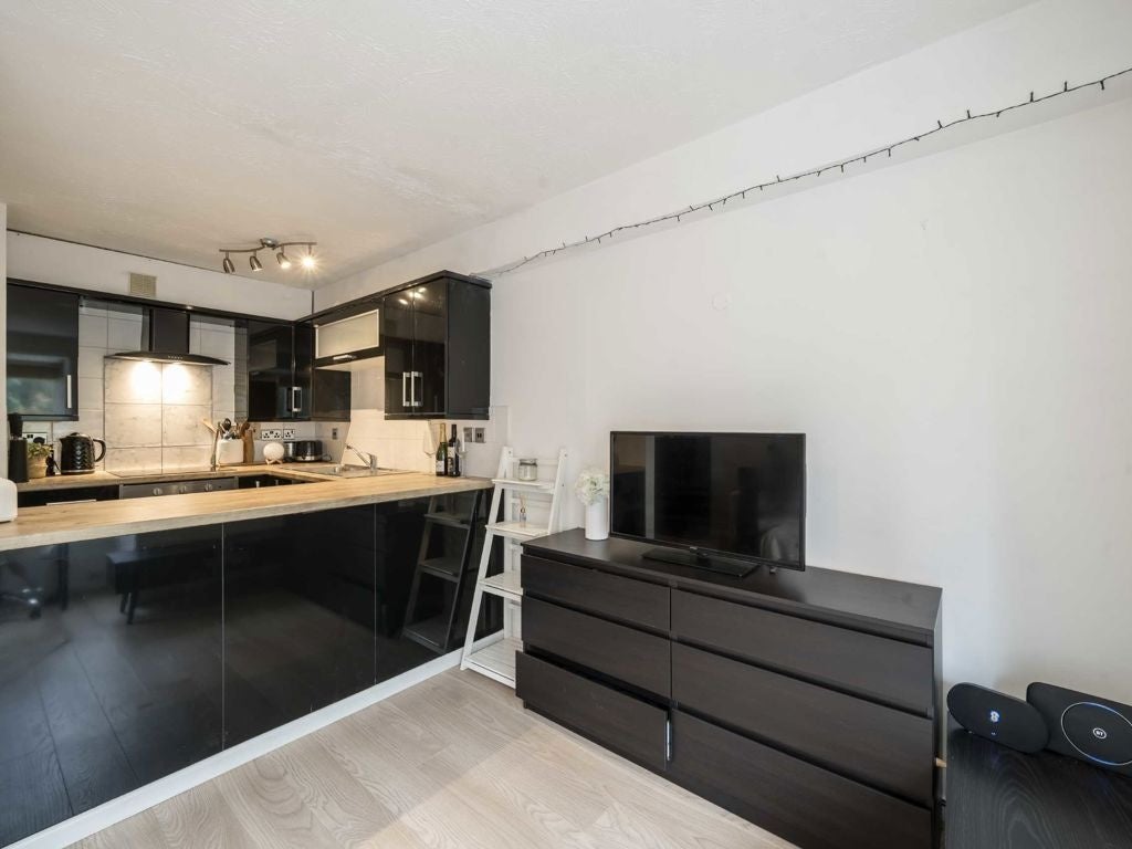 Flat Cotton Avenue in Greater London