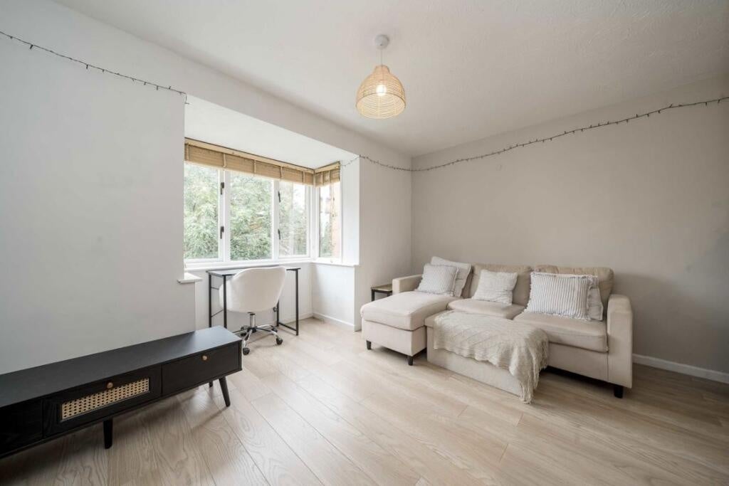 Flat Cotton Avenue in Greater London