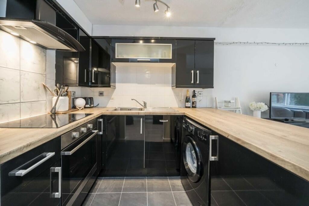 Flat Cotton Avenue in Greater London