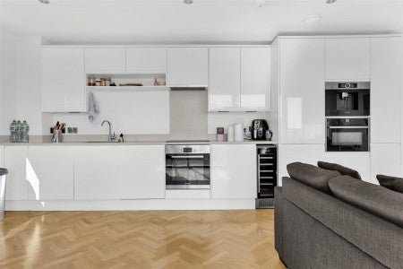 Flat Commercial Road in Greater London