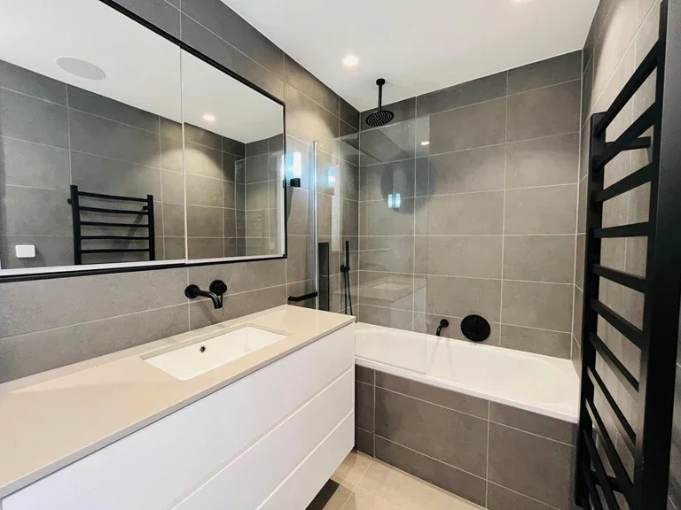 Flat Walm Lane in Greater London