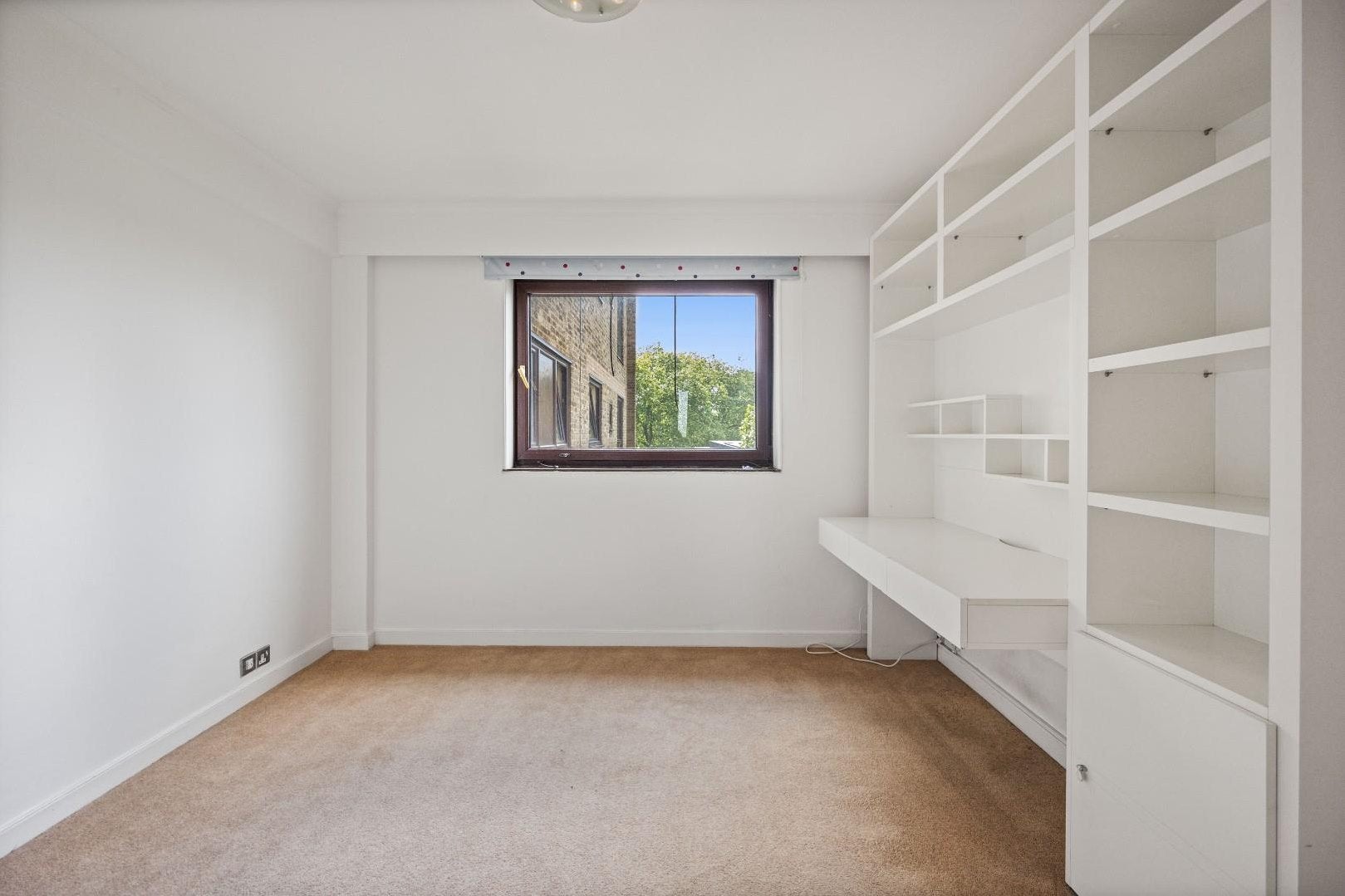 Flat Primrose Hill Road in Greater London