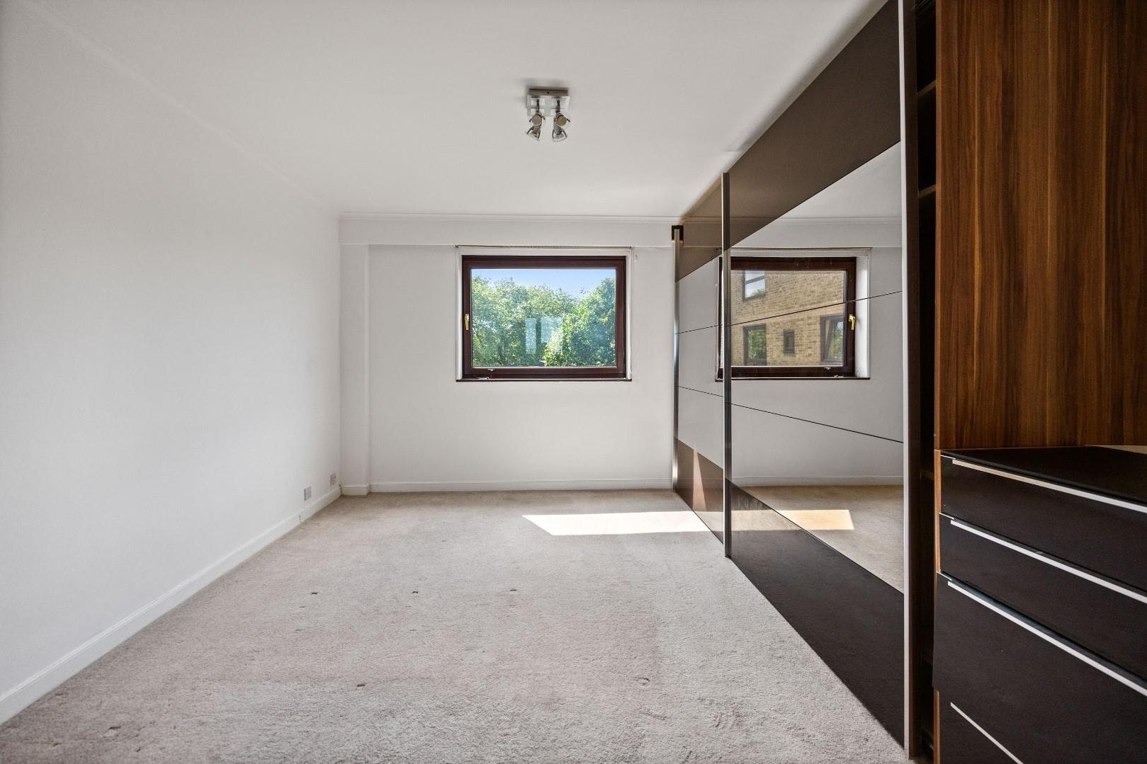 Flat Primrose Hill Road in Greater London
