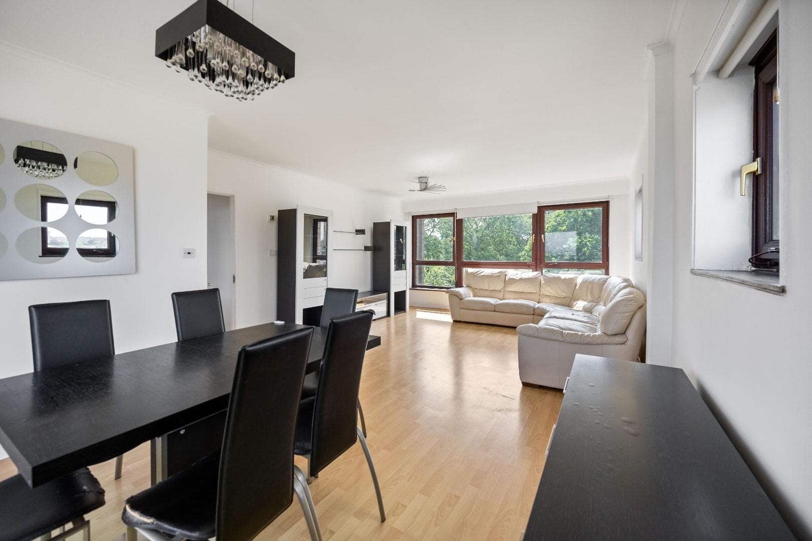Flat Primrose Hill Road in Greater London