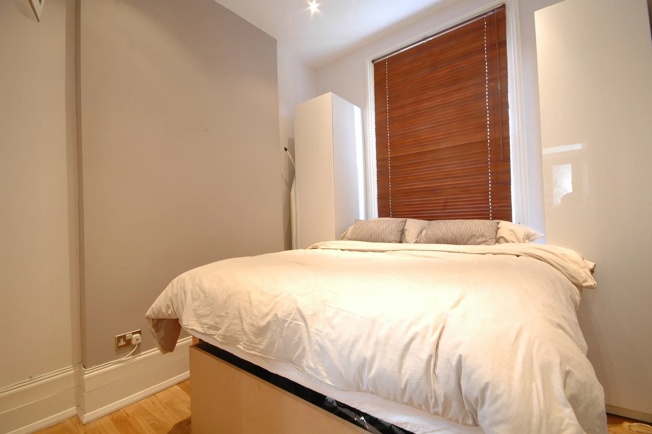 Flat Abbot's Place in Greater London