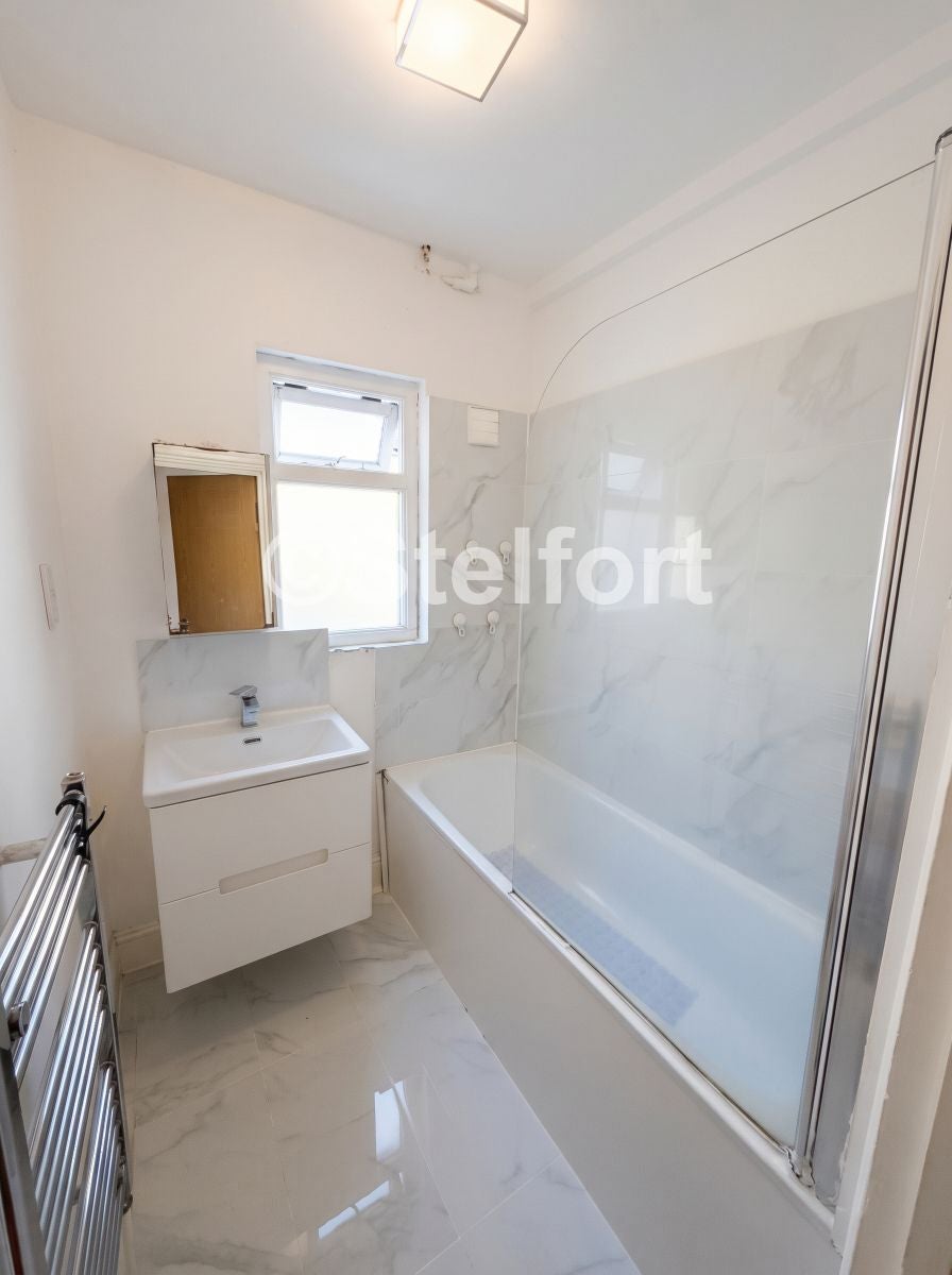 Flat Kimberley Gardens in Greater London