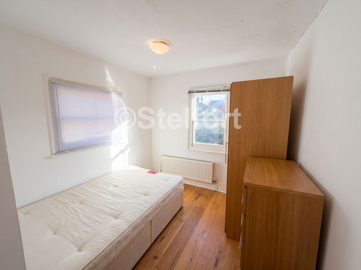 Flat Kimberley Gardens in Greater London