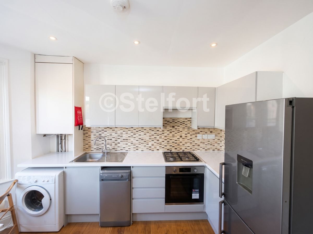 Flat Kimberley Gardens in Greater London