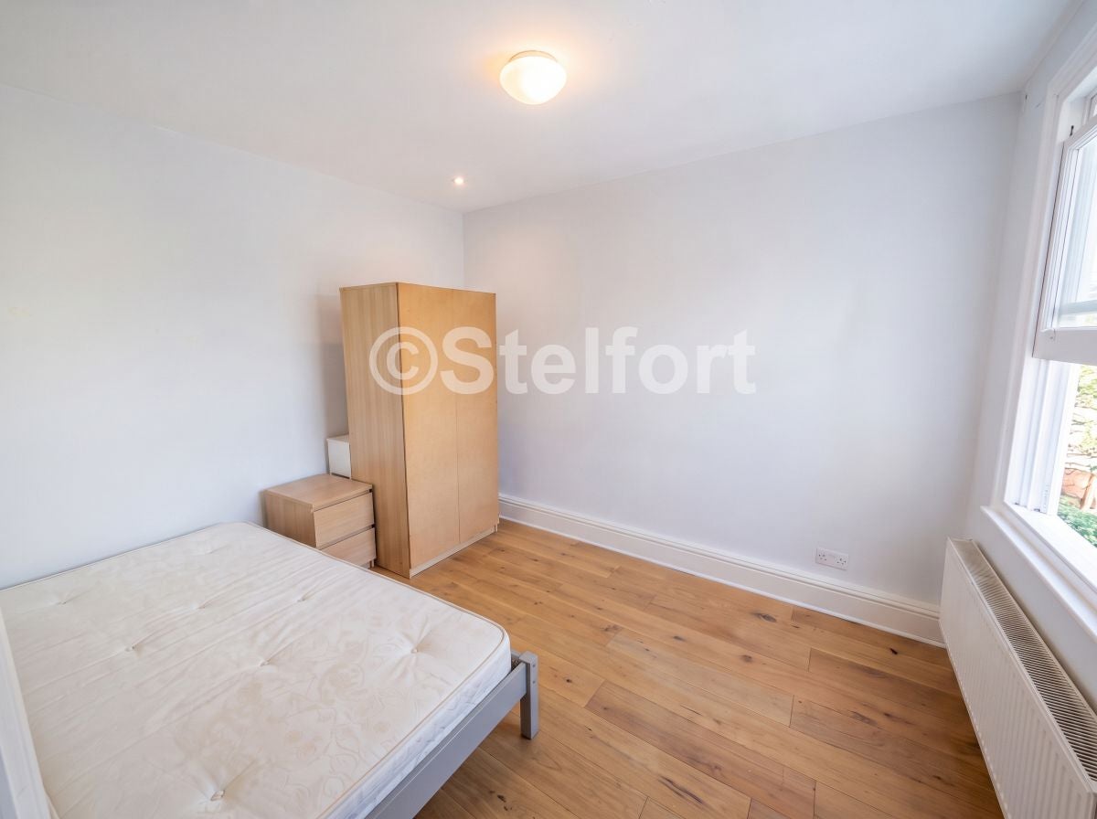 Flat Kimberley Gardens in Greater London