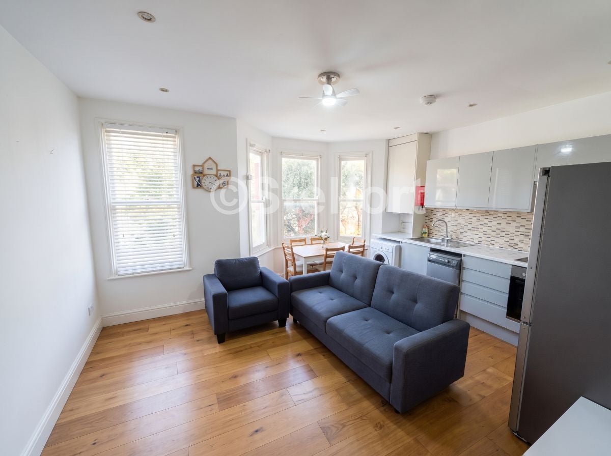 Flat Kimberley Gardens in Greater London
