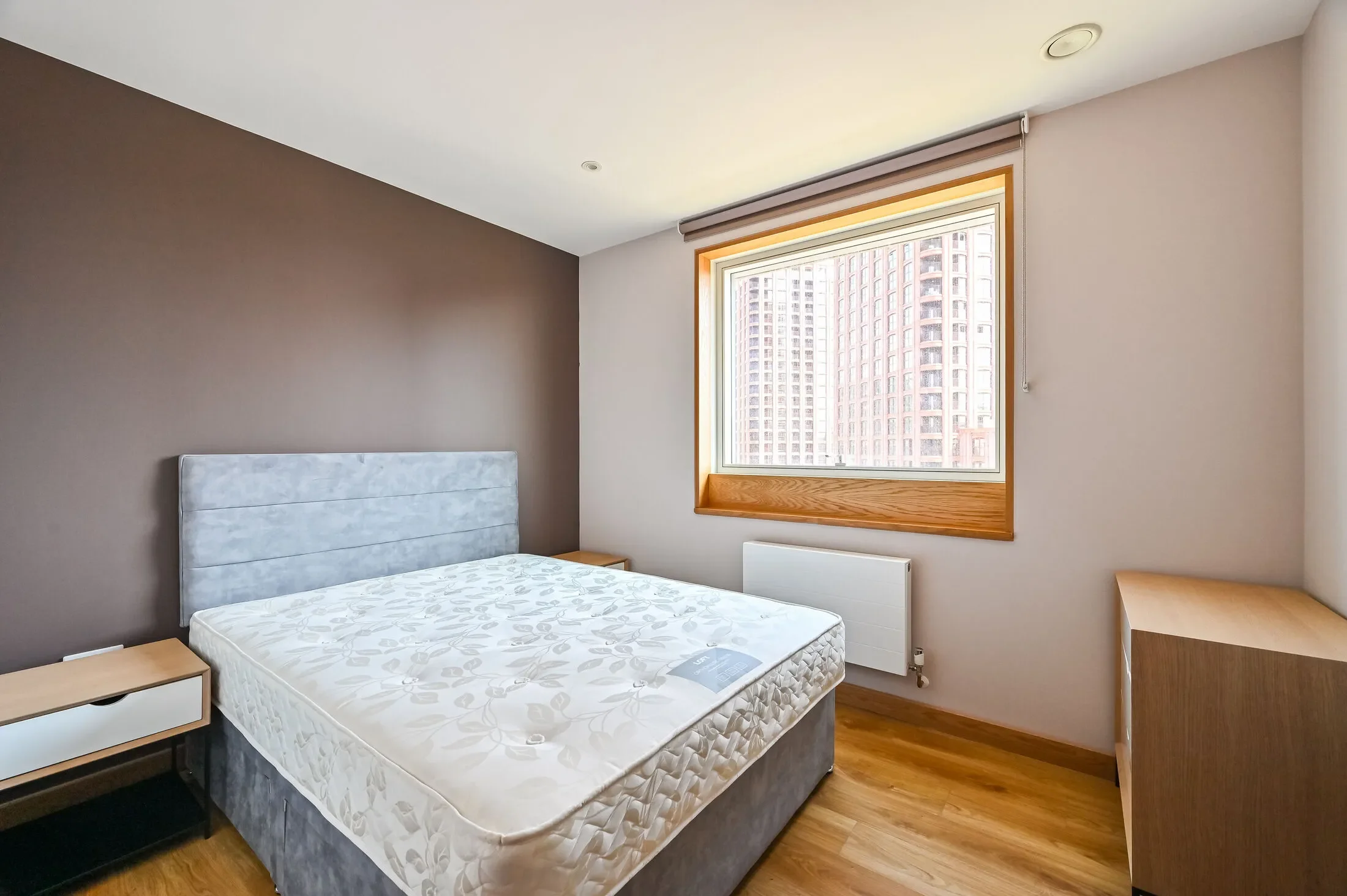 Flat Anthems Way in Greater London