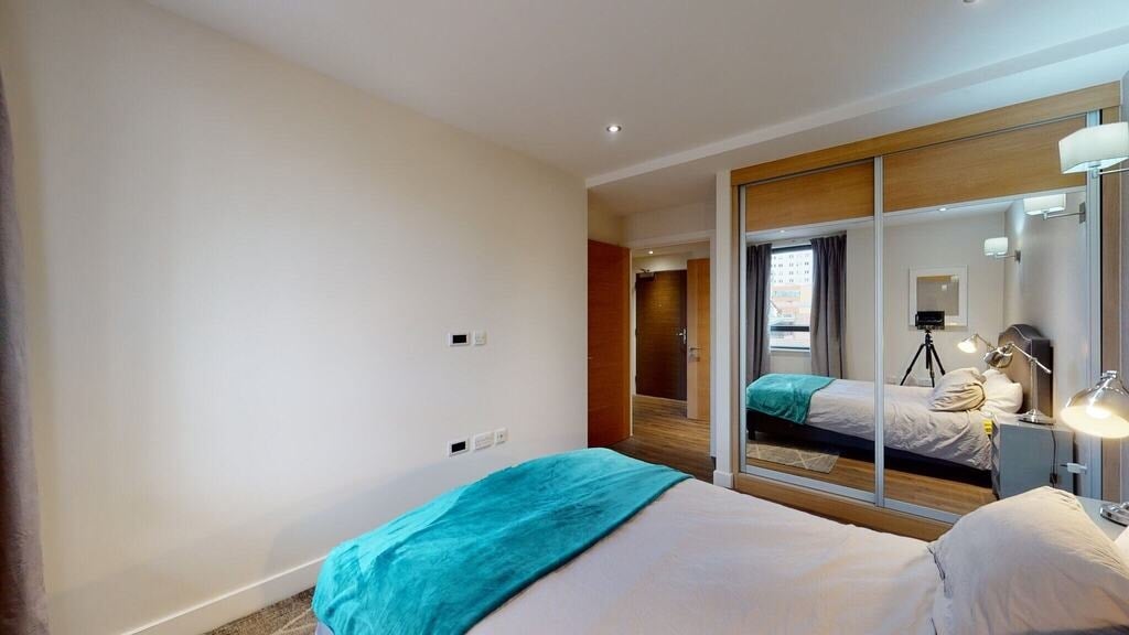 Flat Fairclough Street in Greater London