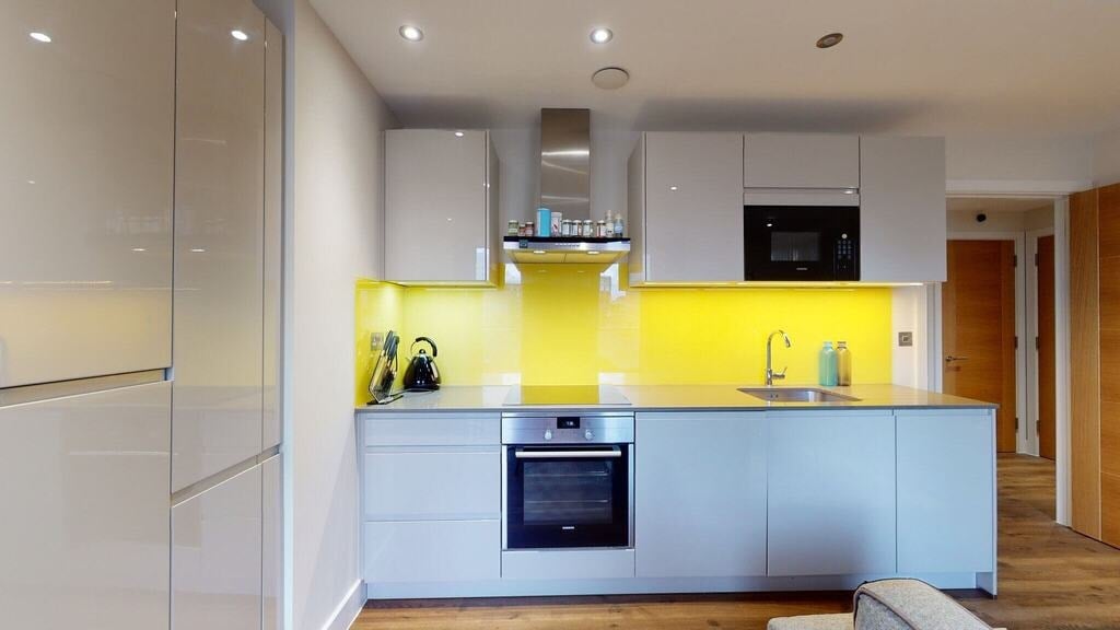 Flat Fairclough Street in Greater London