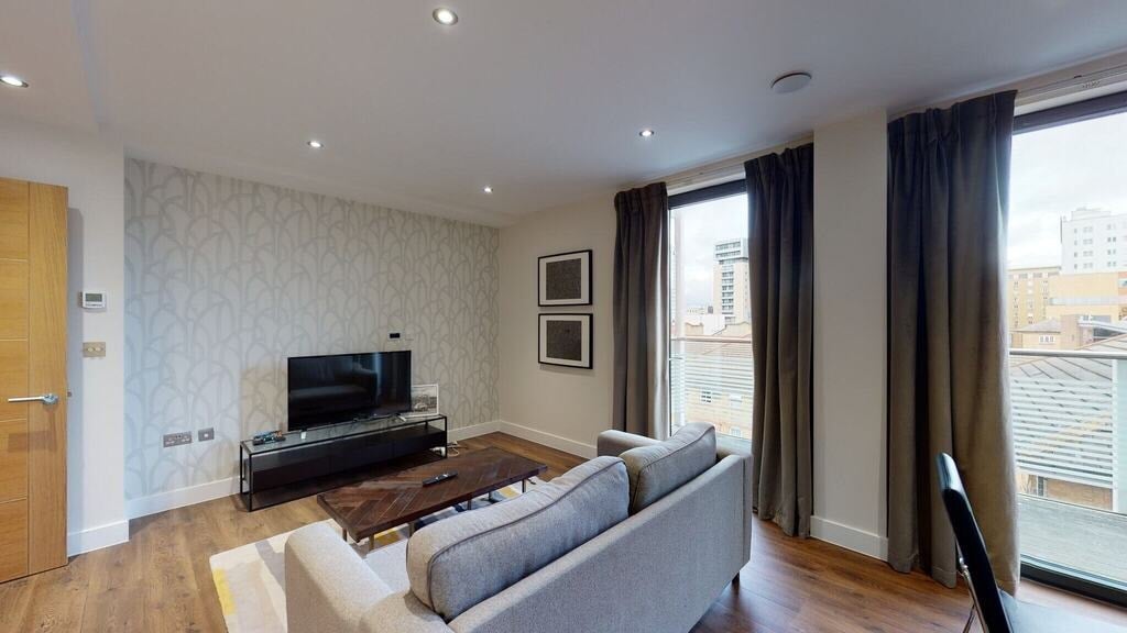Flat Fairclough Street in Greater London