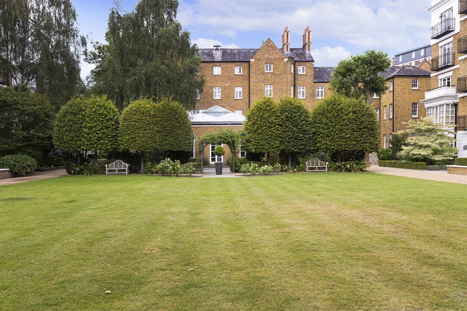 Flat Abbots Walk in Greater London