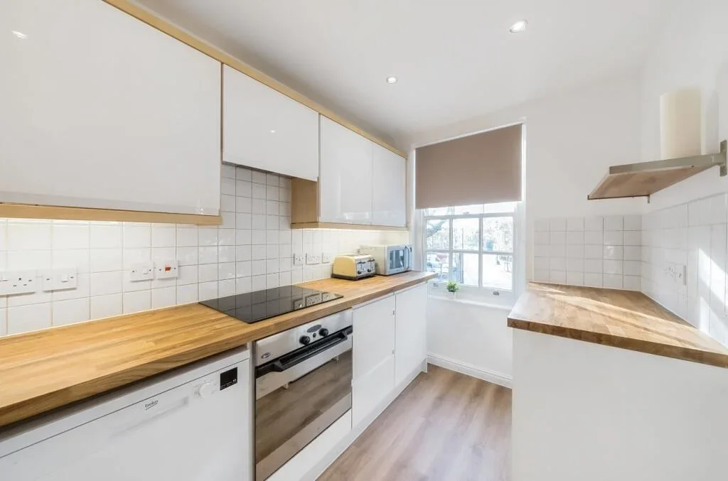 Flat Grange Road in Greater London