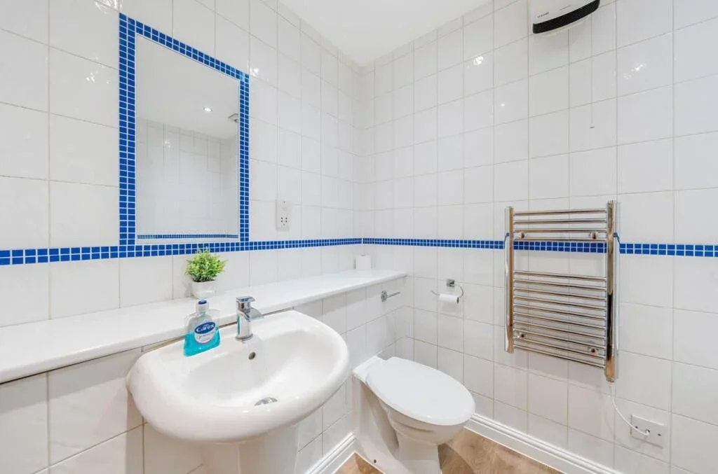 Flat Grange Road in Greater London