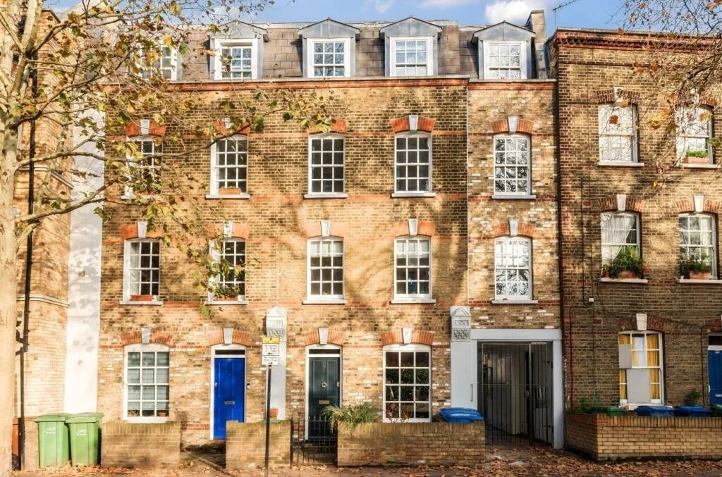 Flat Grange Road in Greater London
