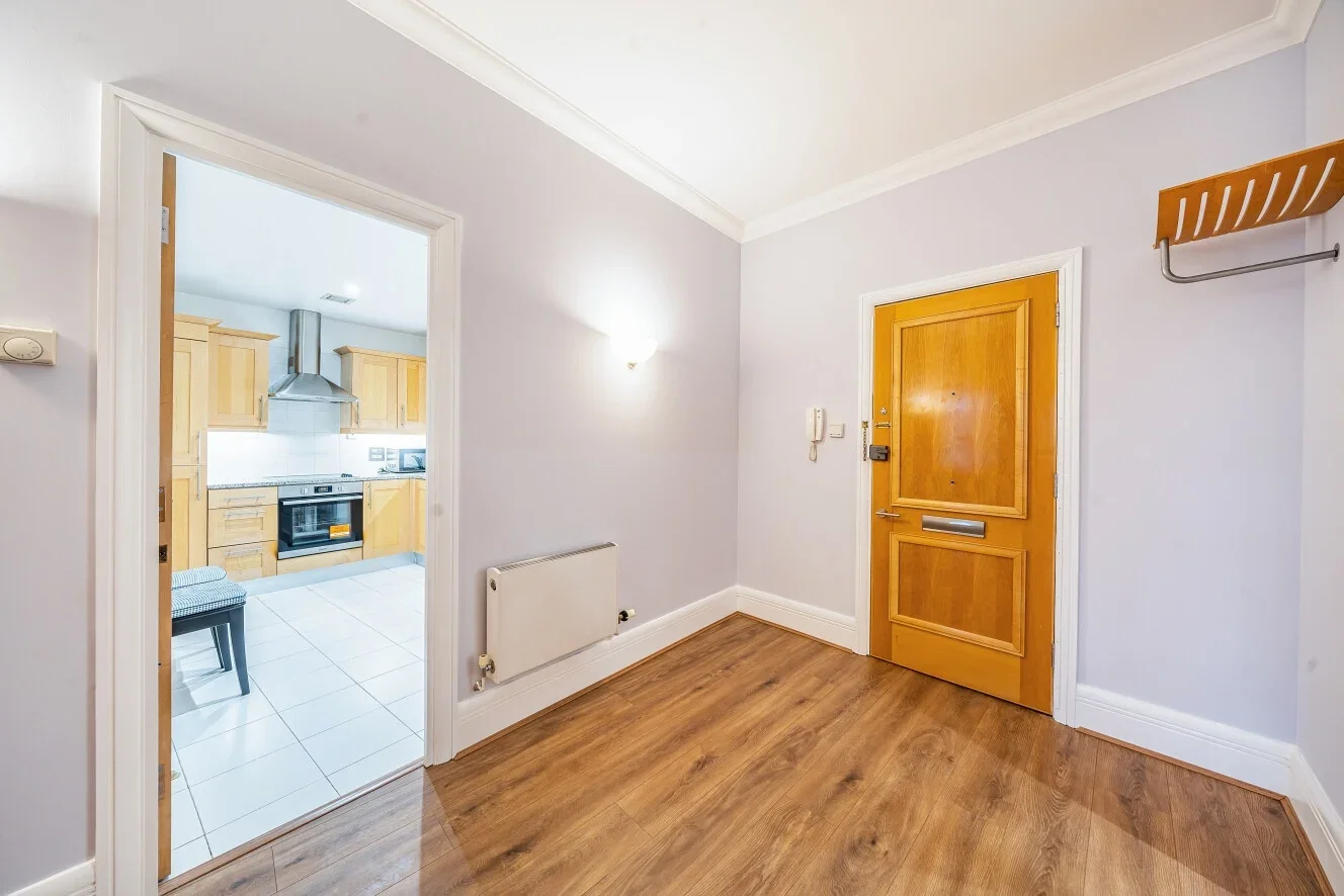 Flat Belvedere Road in Greater London