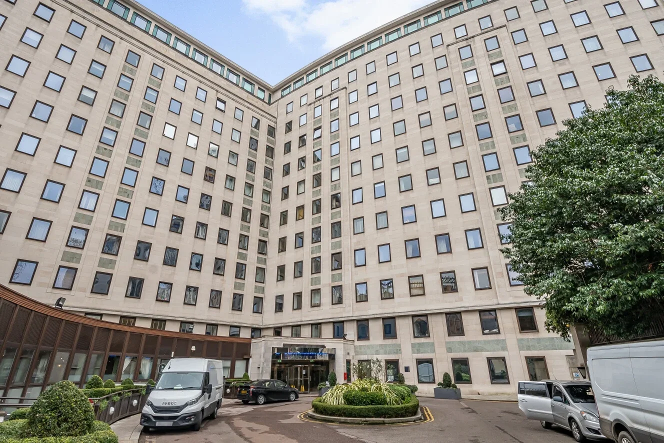Flat Belvedere Road in Greater London