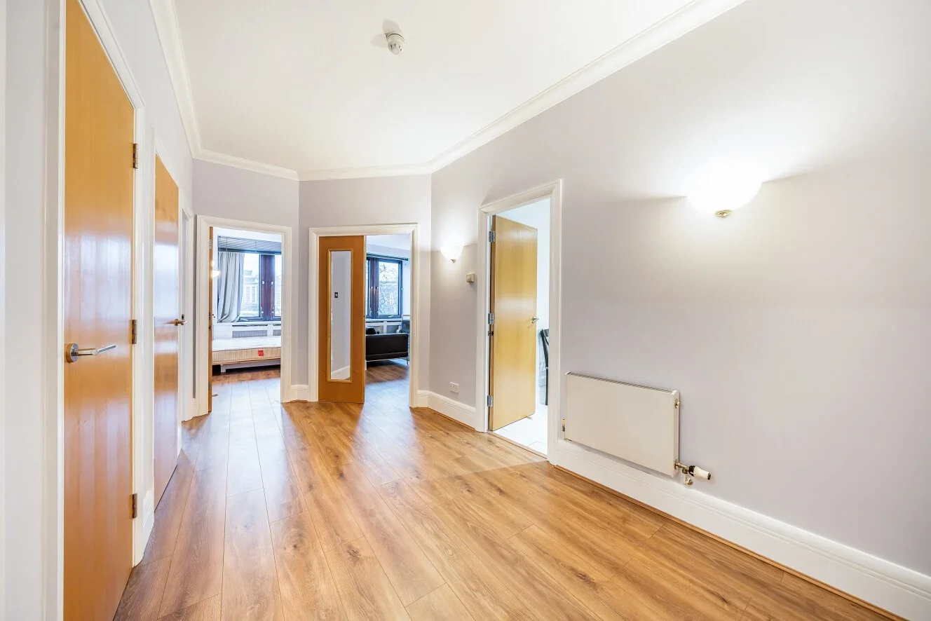 Flat Belvedere Road in Greater London