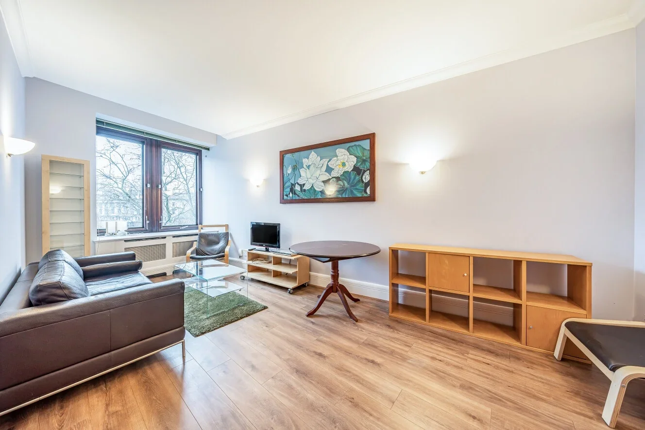 Flat Belvedere Road in Greater London