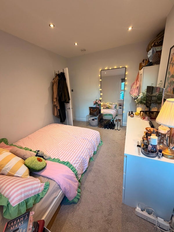 Room Corrance Road in Greater London