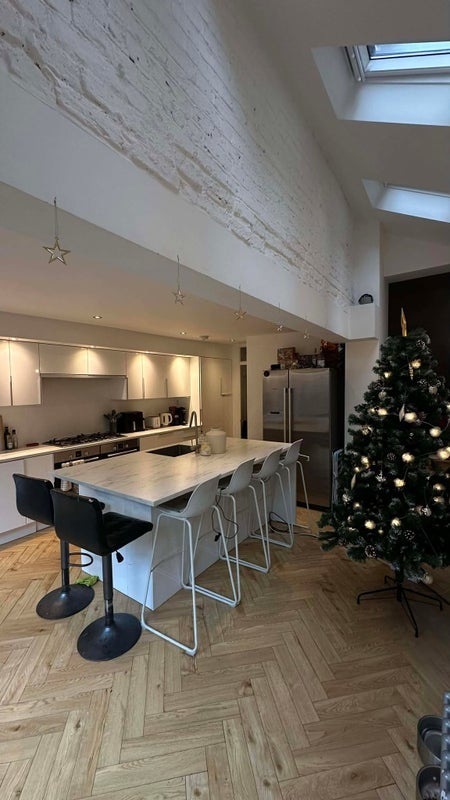 Room Corrance Road in Greater London