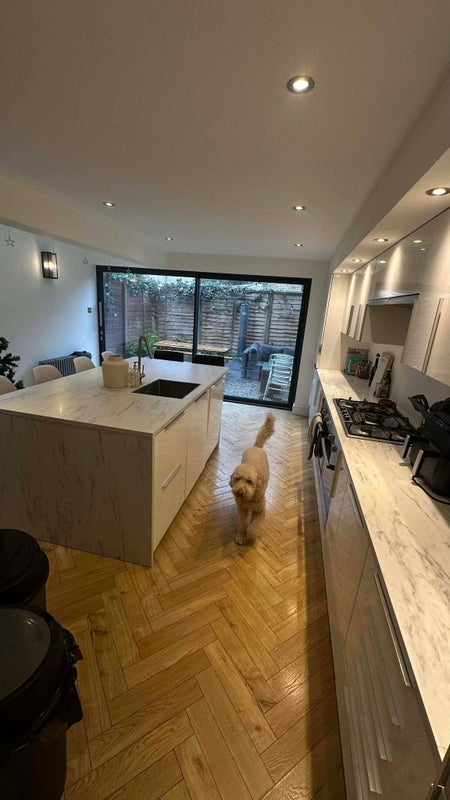 Room Corrance Road in Greater London