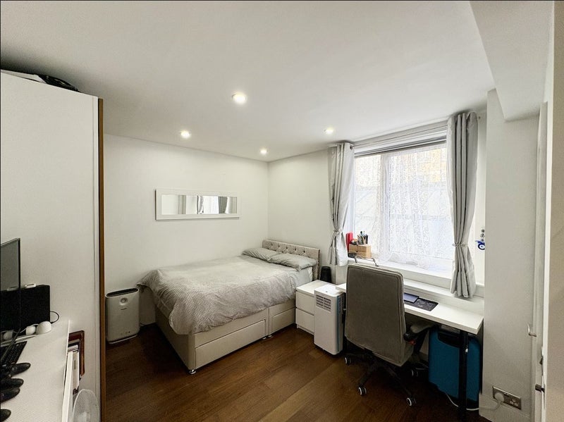Flat Lucan Place in Greater London
