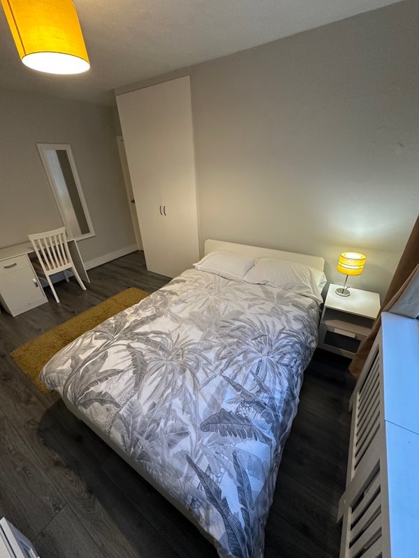 Room Northfield Avenue in Greater London